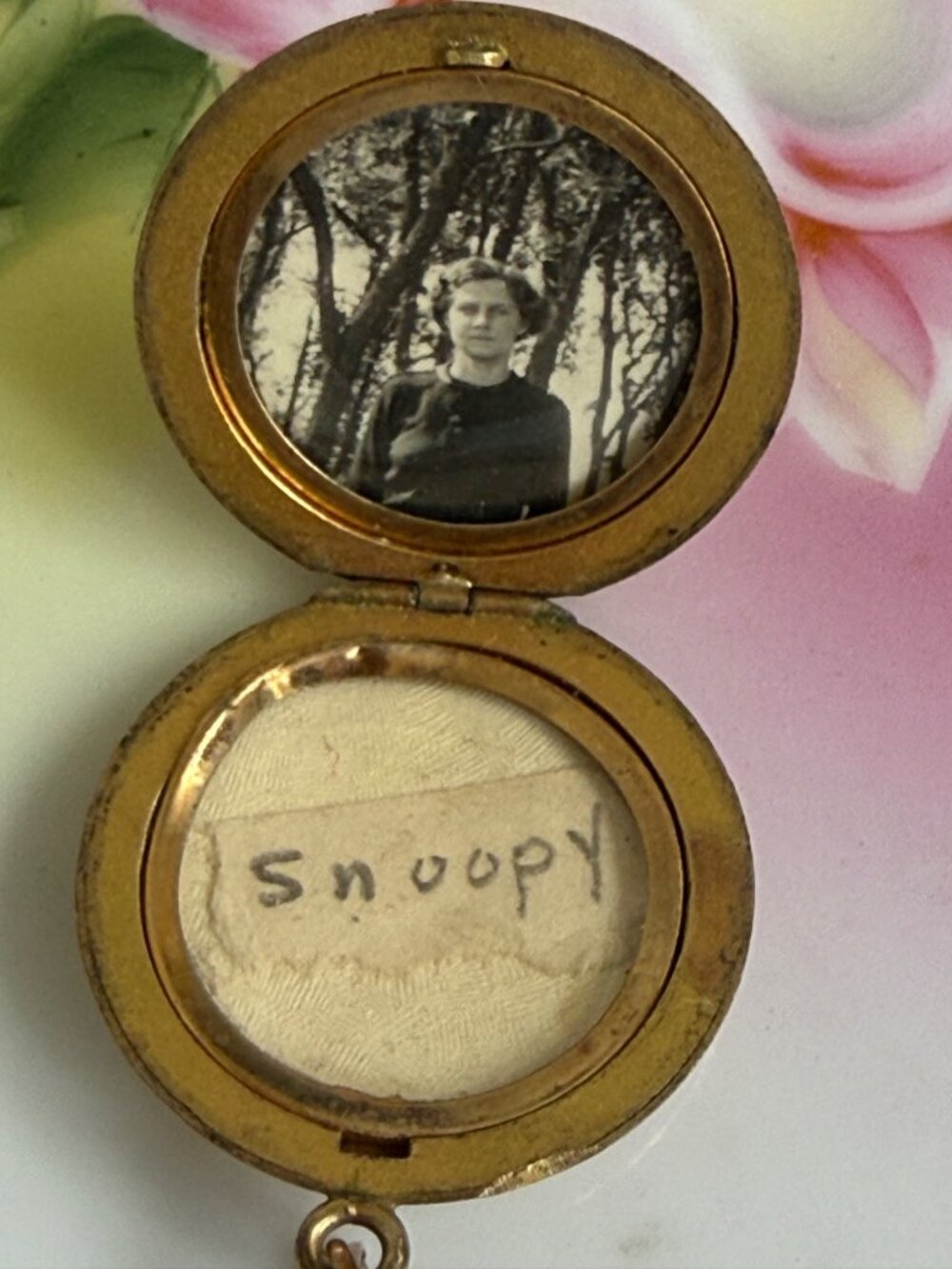 Antique 1920s Round Gold Filled Etched Floral Locket 1 1/8" - Picture 11 of 12